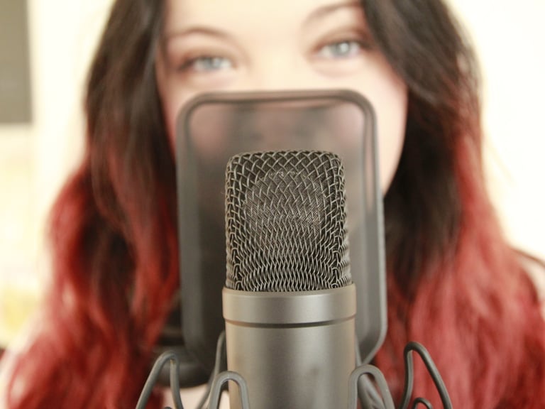 Leni Sell am Mikrofon - Fotografin Kathrin Fuchs