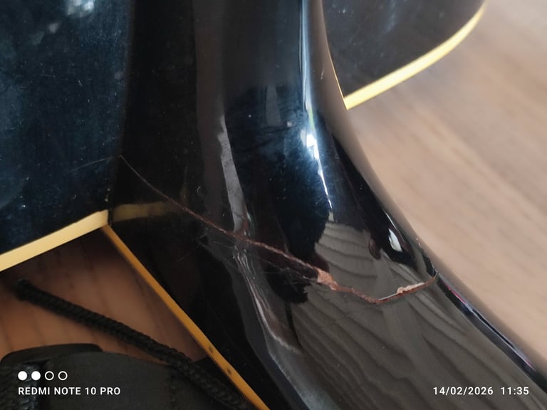 Fissure d'un talon de guitare acoustique