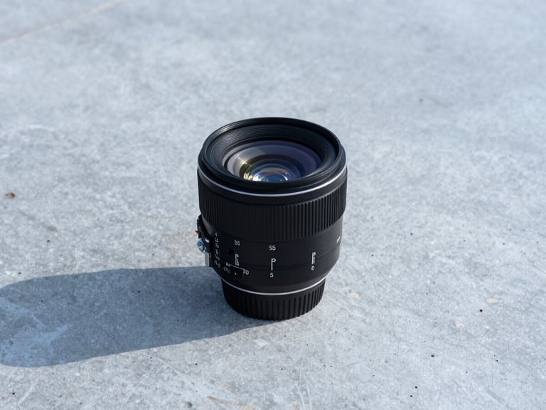 Zbliżenie na precyzyjne narzędzia diagnostyczne na mokrej powierzchni betonu, ostre światło techniczne, chłodne odcienie, 35mm lens.