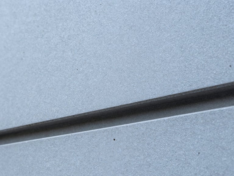 Makro zdjęcie detalu wykonawczego hydroizolacji, warstwy materiałów technicznych, ostre światło, 35mm lens.
