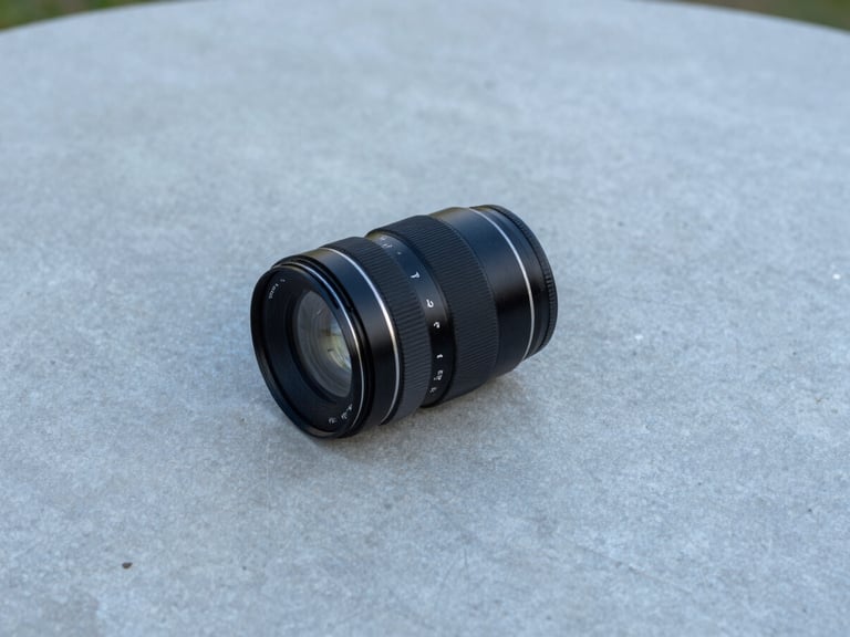 Inżynier analizujący schematy konstrukcyjne i materiały hydroizolacyjne na stole, czyste światło dzienne, 35mm lens.