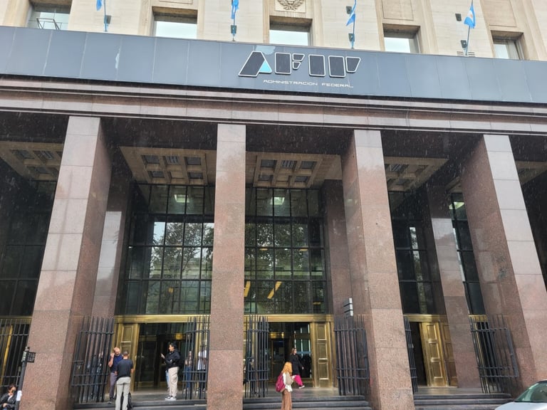 Agencia de Recaudación y Control Aduanero (ex-AFIP), sede central, Av. Hipólito Yrigoyen 370, CABA