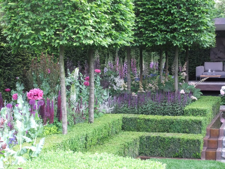 kleurrijke borders in de tuin