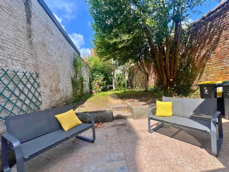 Cour privée avec bancs, espace détente pour hébergement professionnel