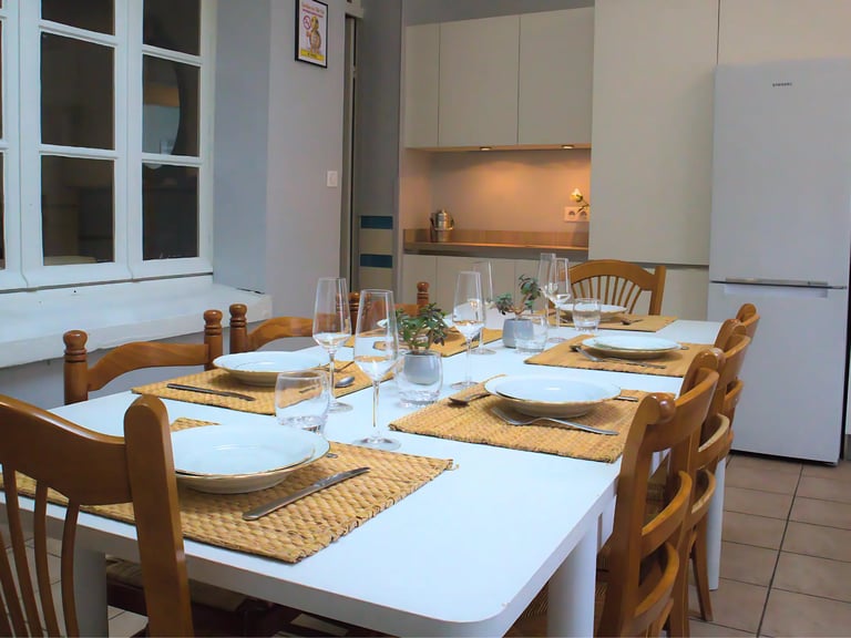 Table dressée pour repas d’équipe, logement professionnel à Saint-Omer