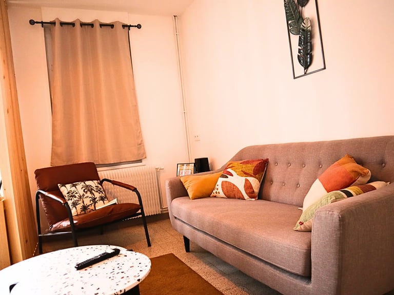 Coin salon cosy pour se détendre après le travail, hébergement professionnel