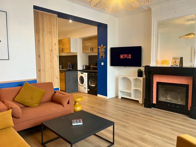 Salon avec TV et cuisine ouverte, hébergement professionnel à Dunkerque