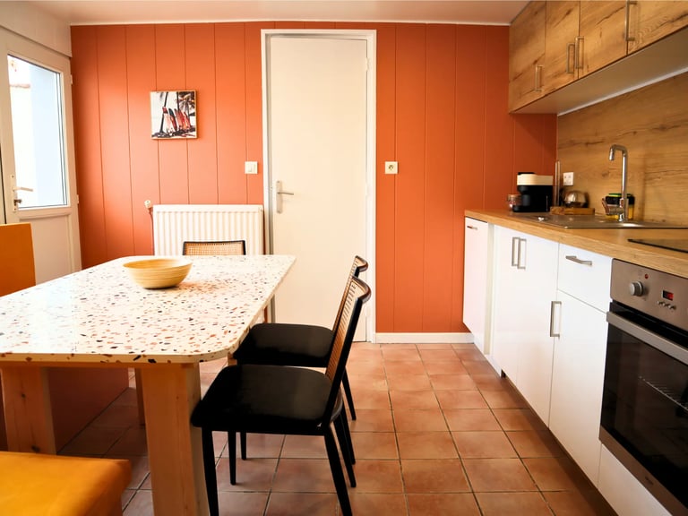 Cuisine équipée avec coin repas, location meublée pour professionnels