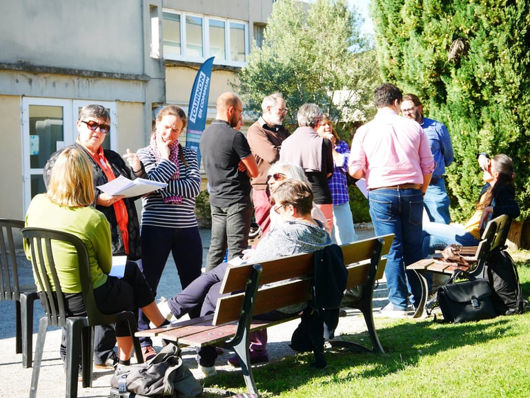 Séance de travail en groupe en extérieur du collectif Tournon en Commun
