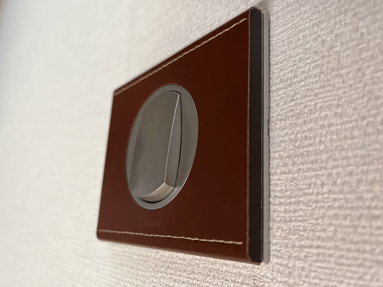 Appareillage Legrand en cuir marron pour un interrupteur