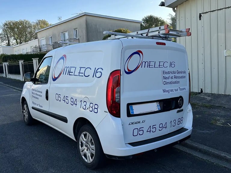 Photo d'un camion utilitaire blanc "Omelec 16"