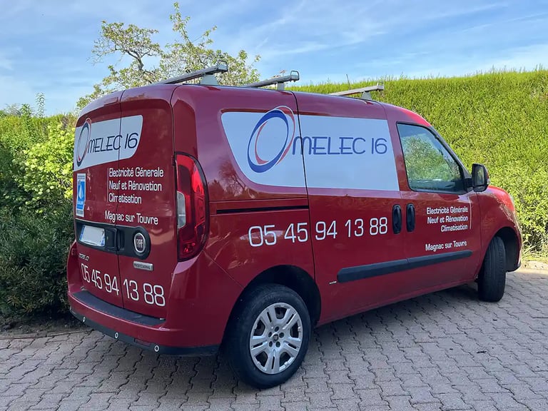Photo d'un camion utilitaire rouge "Omelec 16"