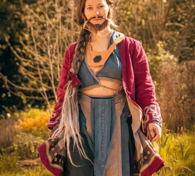 création unique de la tenue complète portée par une femme à barbe aux cheveux longs