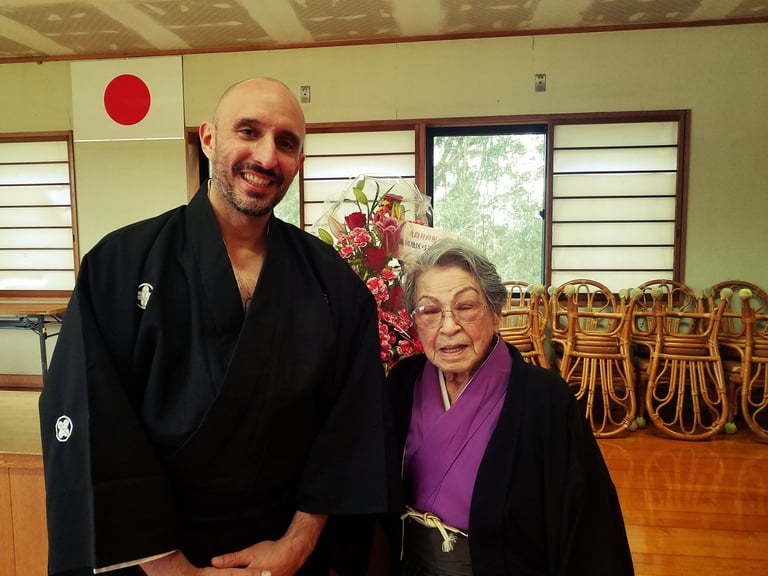 Junto a Asakuma Toshiko, noveno dan de kyudo, en el Budokan de Fukuoka.