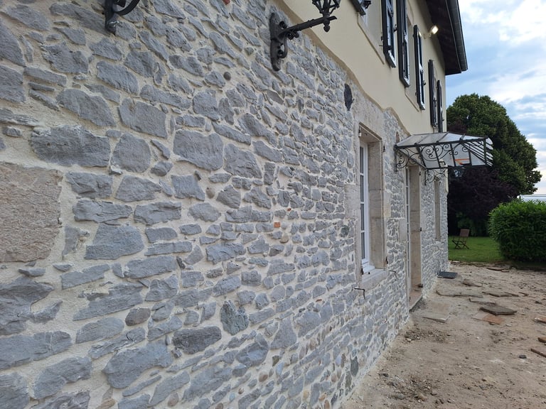 Joint de pierre restauré par sablage – façade ancienne nettoyée