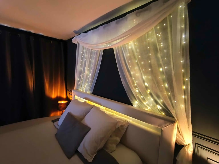 lit rond avec rideau lumineux