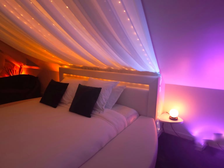 lit de la love room proche de la normandie