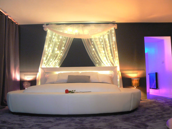 chambre de la love room avec jacuzzi privatif en bretagne