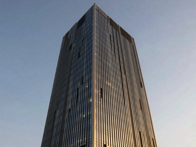 Silueta de un rascacielos moderno al atardecer, con reflejos dorados y azules en los cristales, una luz suave y estratégica iluminando la fachada, perspectiva de bajo ángulo que enfatiza la altura.
