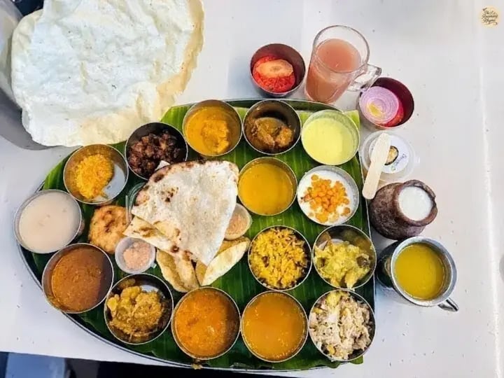 Authentic Divya Bhojanam thali platter at Sri Ariya Bhavan, Thanjavur