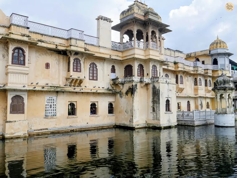 Heritage Bagore Ki Haveli overlooking the calm waters of Lake Pichhola udaipur rajasthan india.