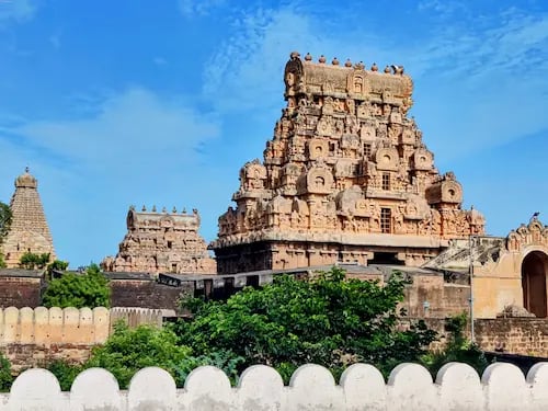 Perspective shot showing gateways and vimana of the Big Temple in a single frame