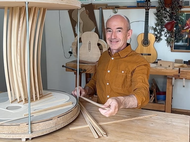 Portrait im Atelier, während dem Verleimen der Fächerbalken auf der Resonanzdecke