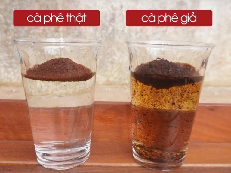 Phân biệt cà phê thật và giả sau khi cho vào cốc nước lọc cùng lúc.