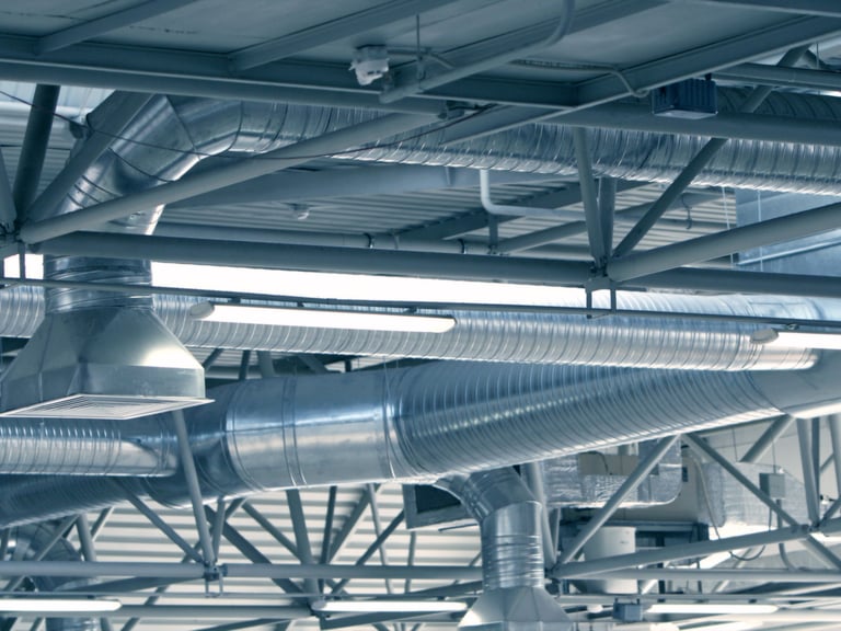 Installation de gaines de ventilation au plafond par SDD Group