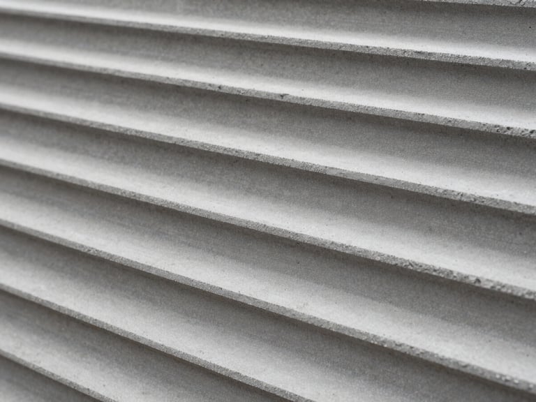 Close-up de camadas de concreto impresso 3D com textura uniforme e detalhes precisos, sob luz natural, estilo industrial.