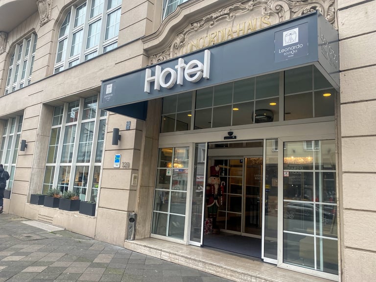 Eingang des Leonardo Boutique Hotels Düsseldorf