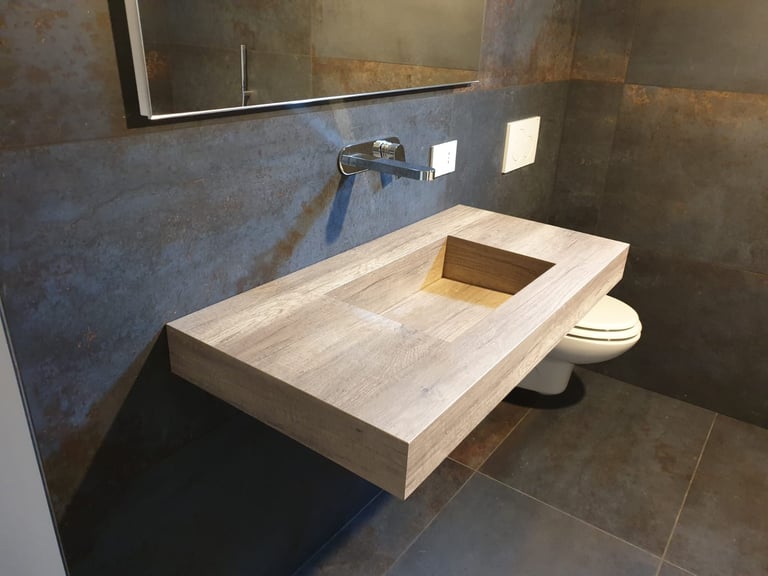 Effetto decorativo in resina cementizia per parete dietro lavandino