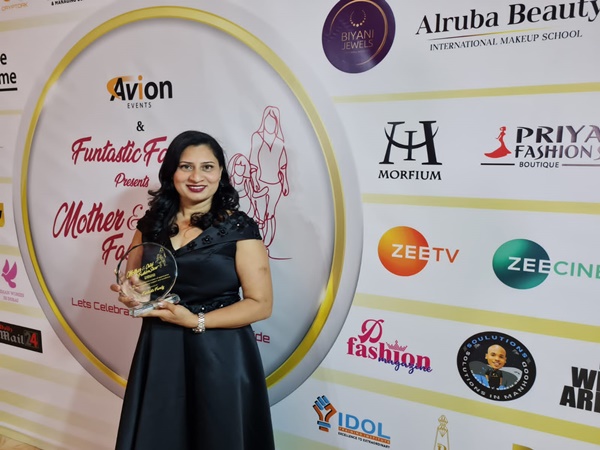 Priya fashions designer Priya Fernandes receiving award