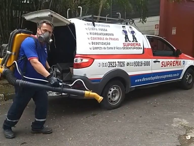 empresa com carro e um homem com um pulverizador