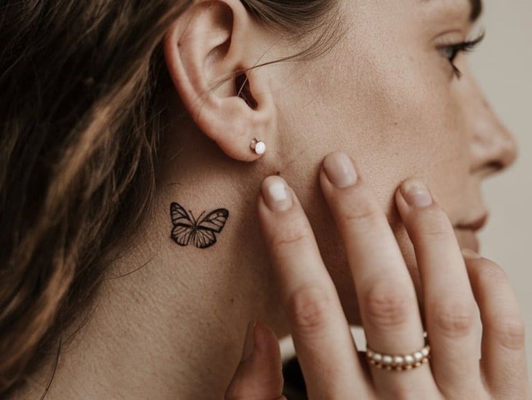 Tatuaje minimalista con líneas finas – tatuador en Valencia