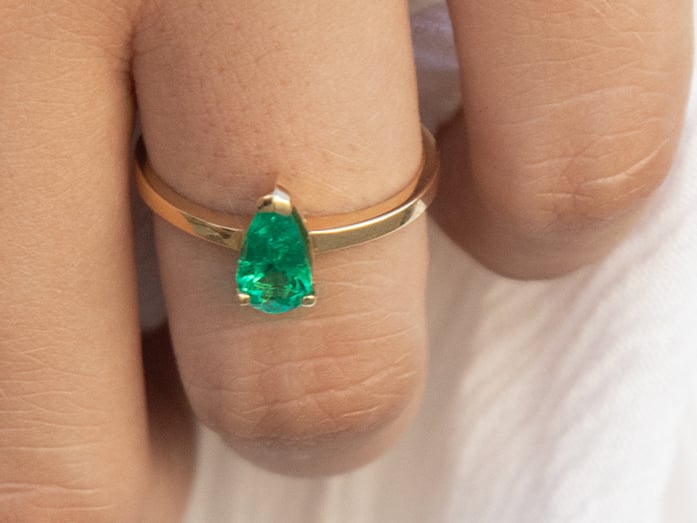 Emerald stone, gold ring. 