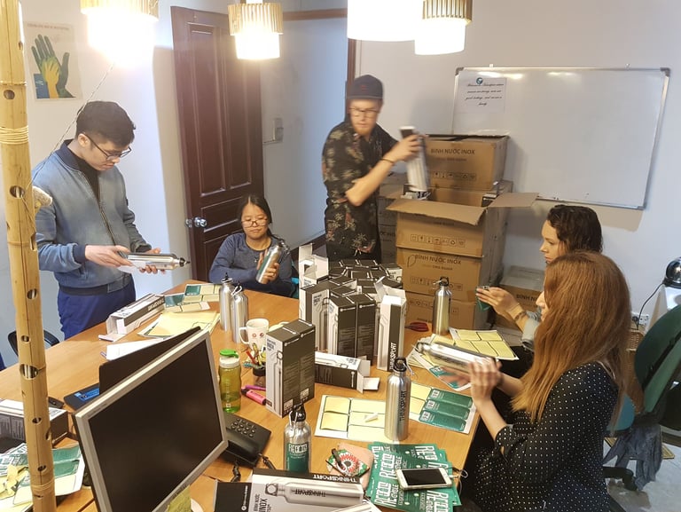 equipo Handspan y ong local preparando la iniciativa "Refill Hanoi"