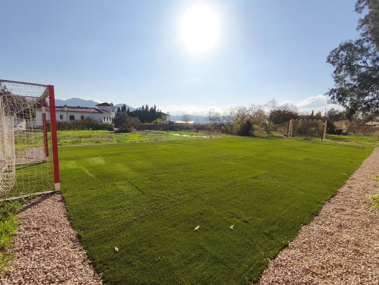 Casa rural con campo de fútbol de césped