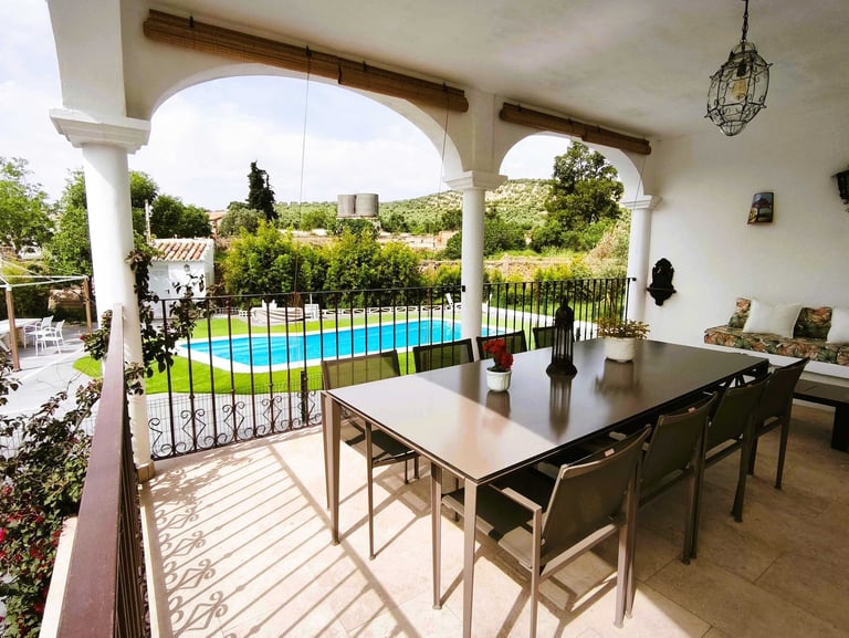 Terraza con vistas a la piscina