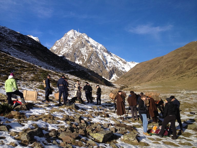 Plan large du tournage du film du l'épopée du pic. Scène du transport de la Coupole Baillaud  