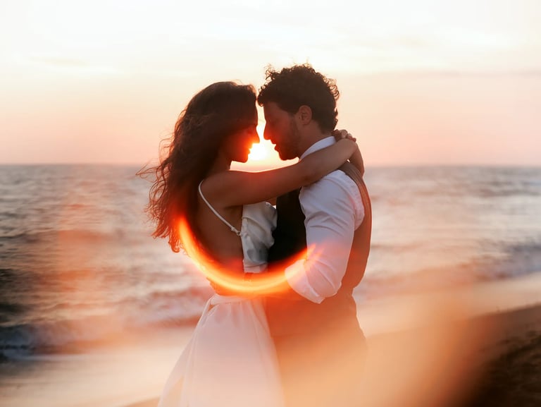 Couple qui s'enlace à la golden hour pendant une séance day after en Vendée par Romain DANIEL