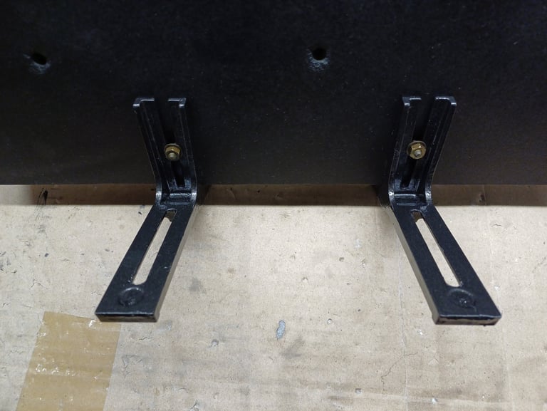 plaque funéraire restaurée, nettoyée avec supports repeints