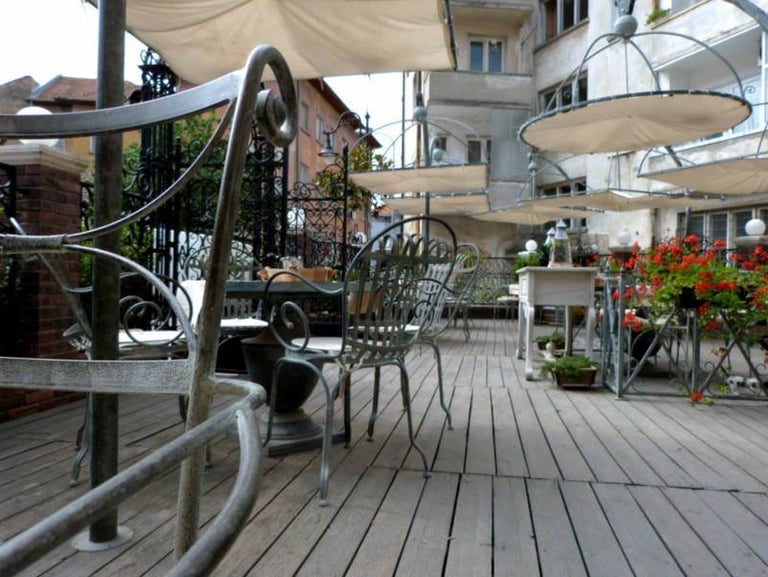 Salon de jardin en acier pour restaurant