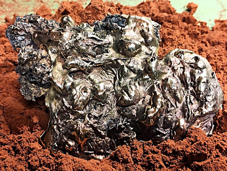 sculpture abstraite de bronze avec bulles en fusion sur lit de sabke de fonderie terre de delft