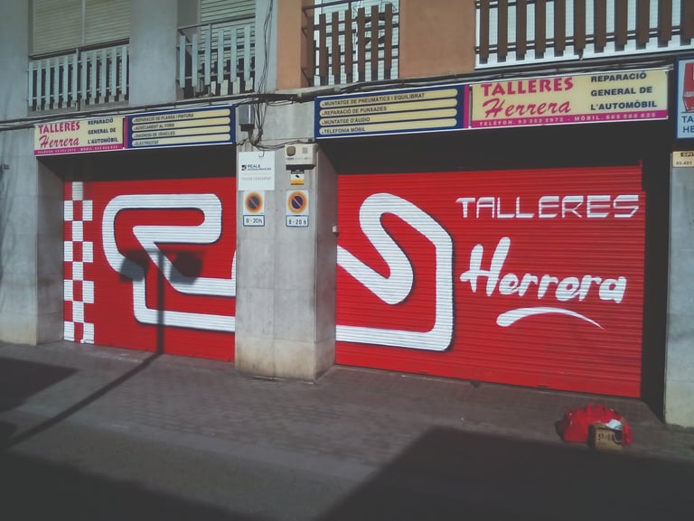 graffiti en cierre metálico de supermercado publicidad pintura  decorativa