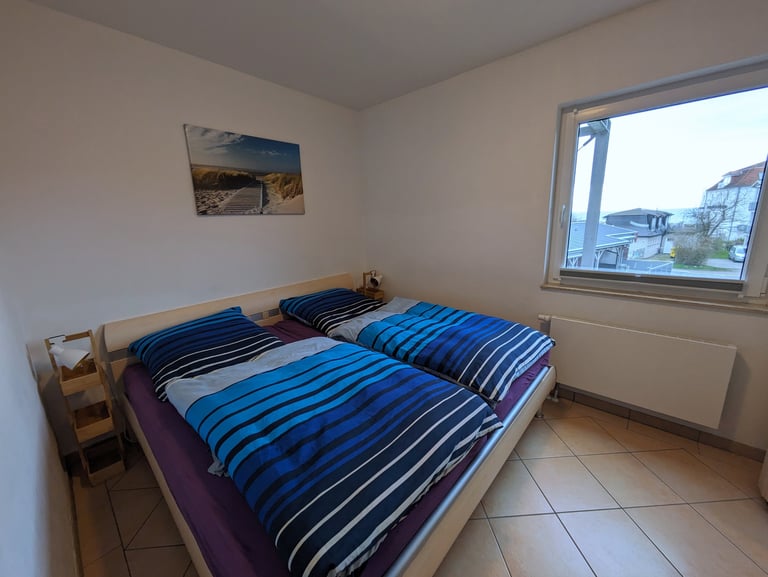 Schlafzimmer mit großem Doppelbett