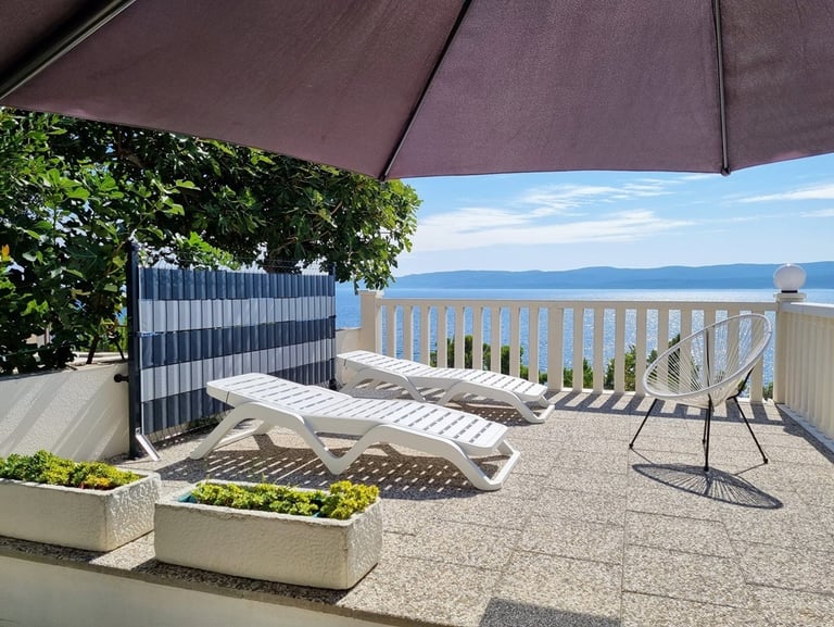 Eastern sundeck with deck chairs and an unobstructed view of the Adriatic, Easy Living, Lokva Rogoznica