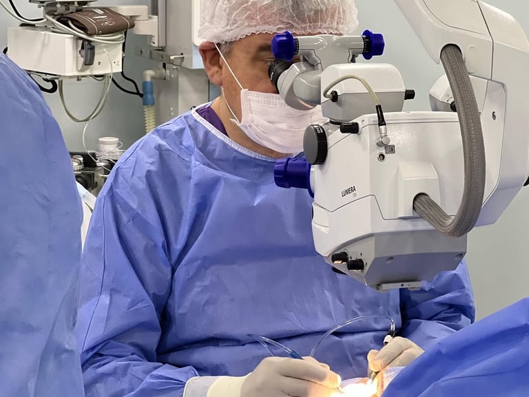 Op. Dr. M. Şeref Öğretmenoğlu katarakt ameliyatı gerçekleştiriyor