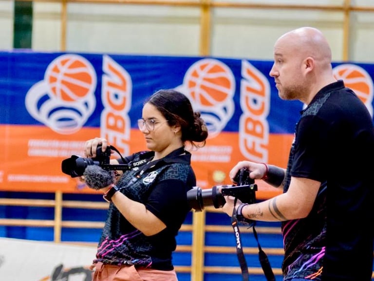 Filmmakers captando contenido para activaciones durante un evento deportivo