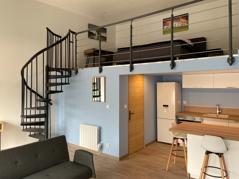 Studio moderne avec mezzanine